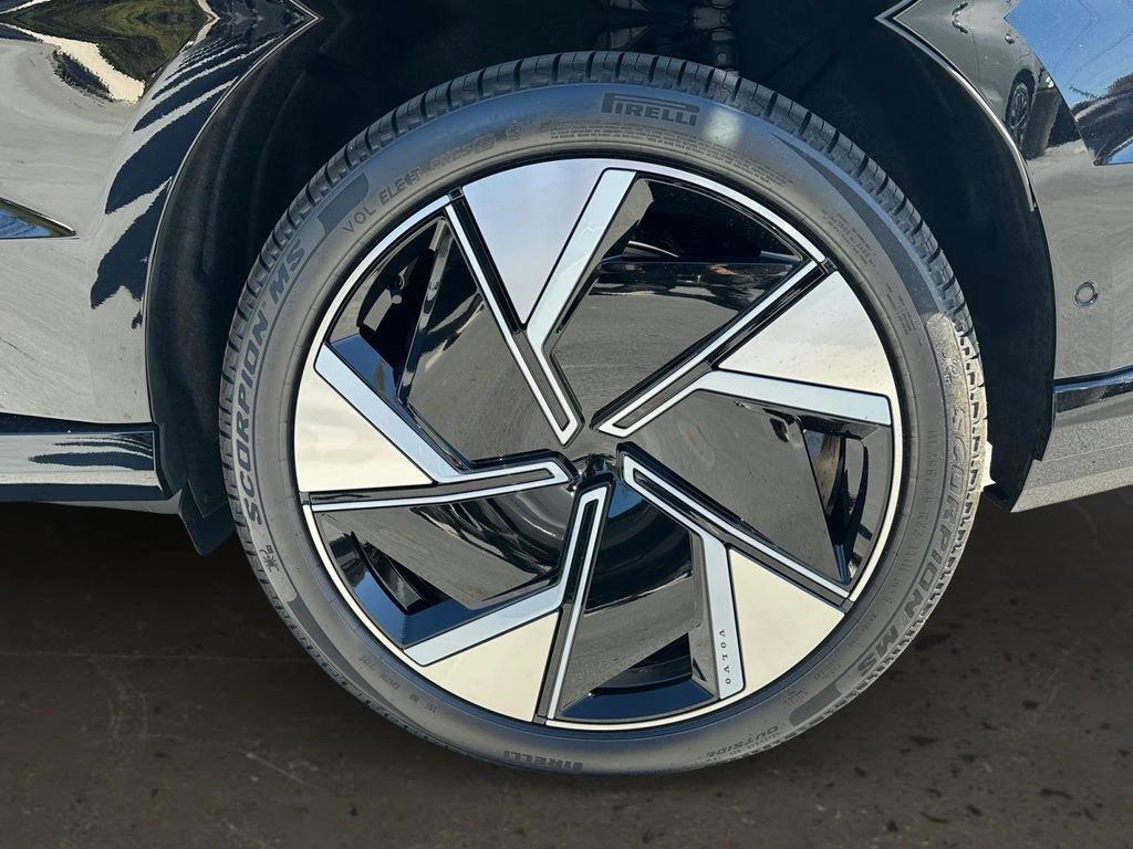 2025 Volvo - image 25