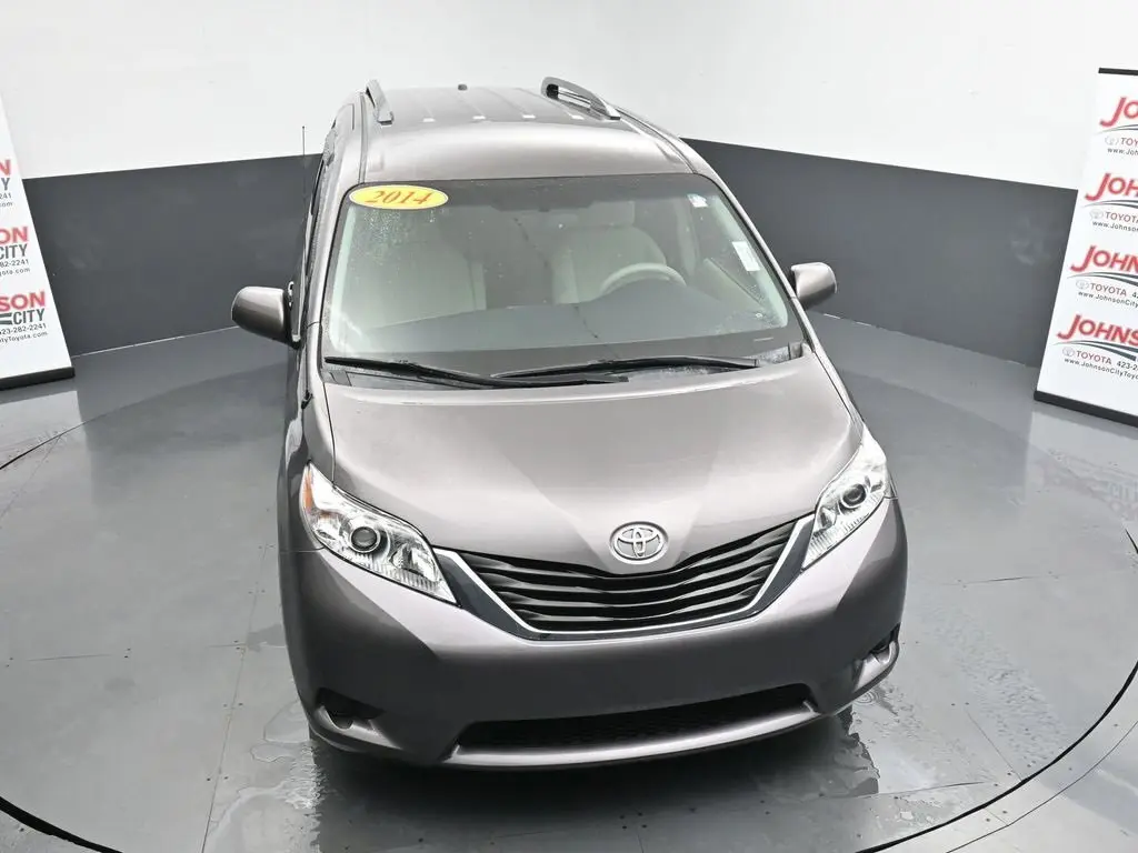 2014 Toyota Sienna LE photo 32