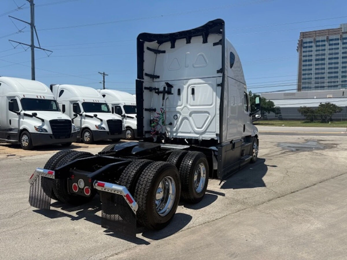 2025 Freightliner Cascadia — photo 4