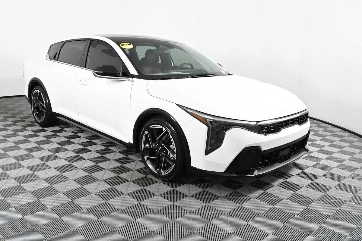 2025 Kia K4 GT-Line AT's photo