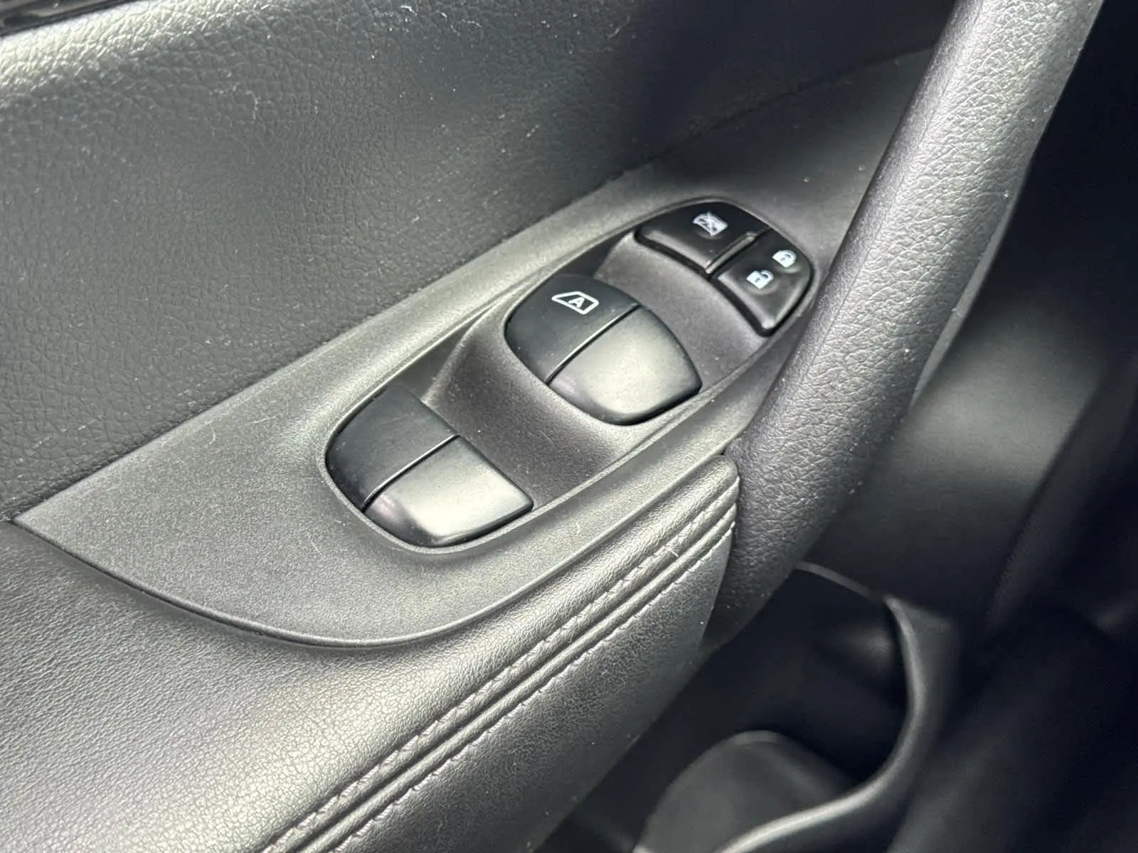 2020 Nissan Rogue S photo 23