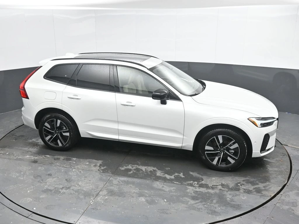 2026 Volvo - image 31