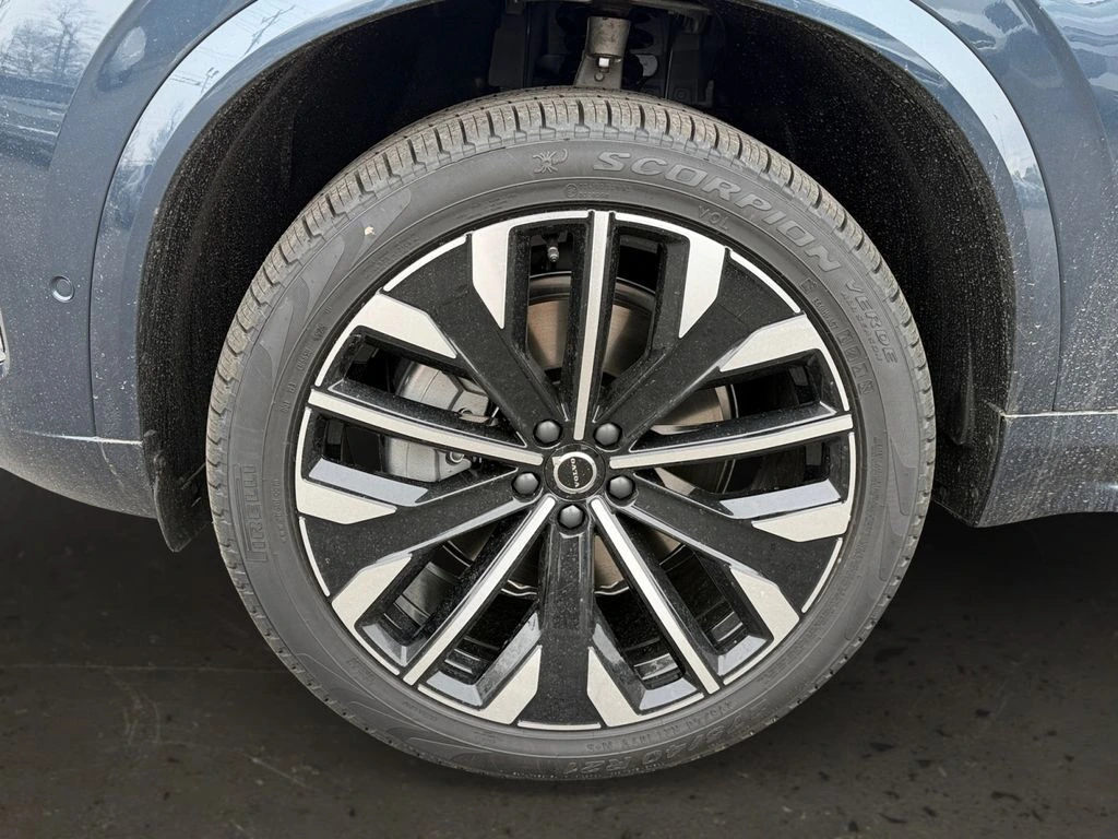 2026 Volvo - image 25