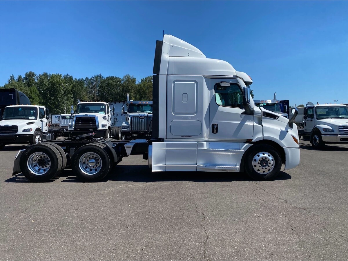 2024 Freightliner Cascadia — photo 6