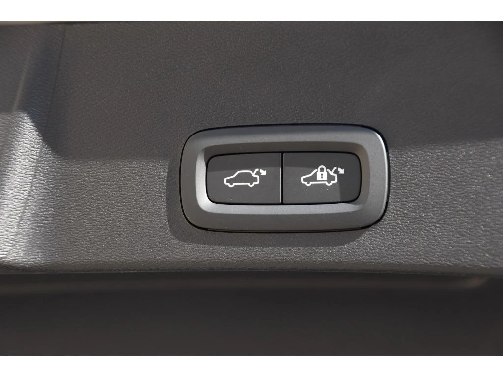 2025 Volvo - image 25