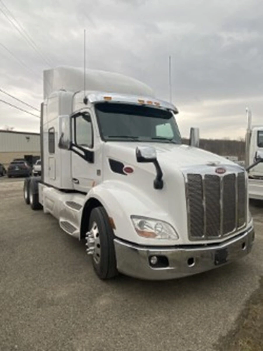 2020 Peterbilt 579 - image 2