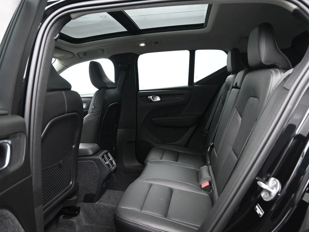 2026 Volvo - image 24