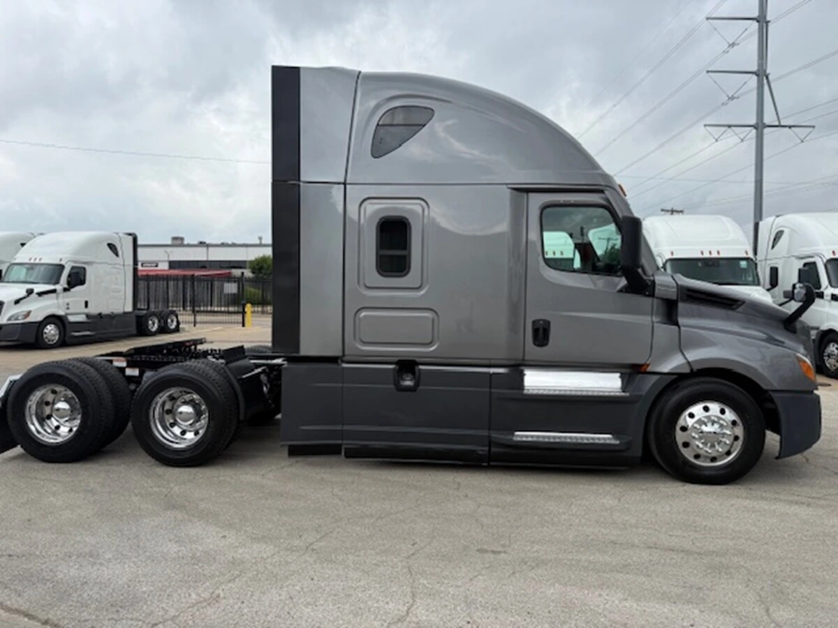 2022 Freightliner Cascadia — photo 3