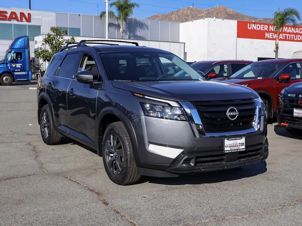 2025 Nissan Pathfinder SV's photo