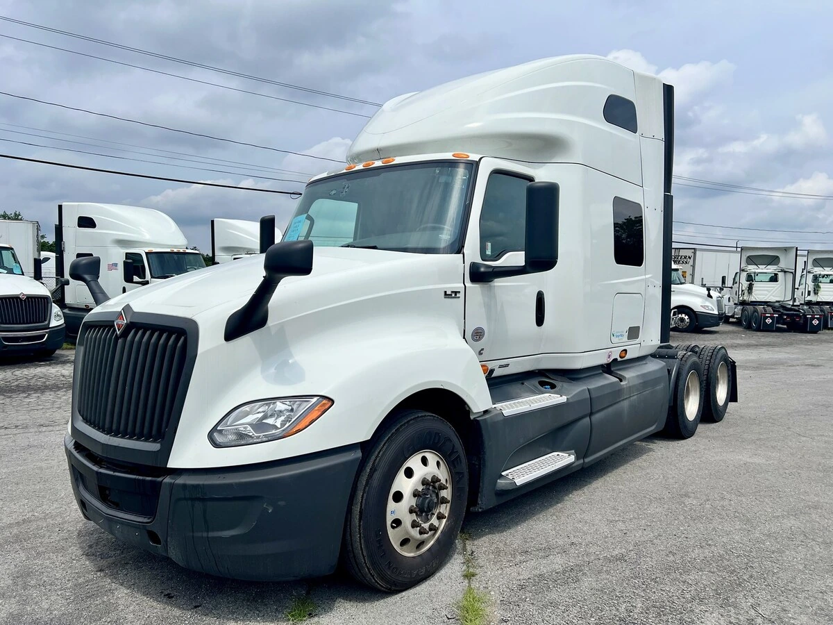 2022 International LT - image 1