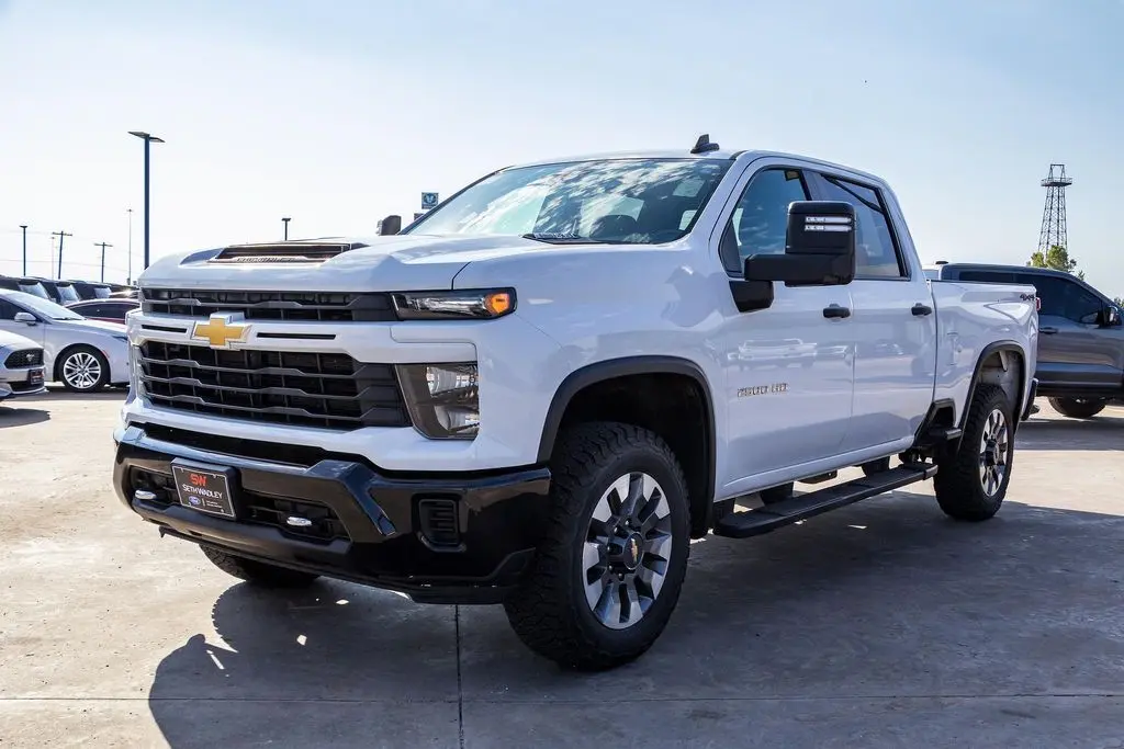 2024 Chevrolet Silverado 2500HD Custom photo 2
