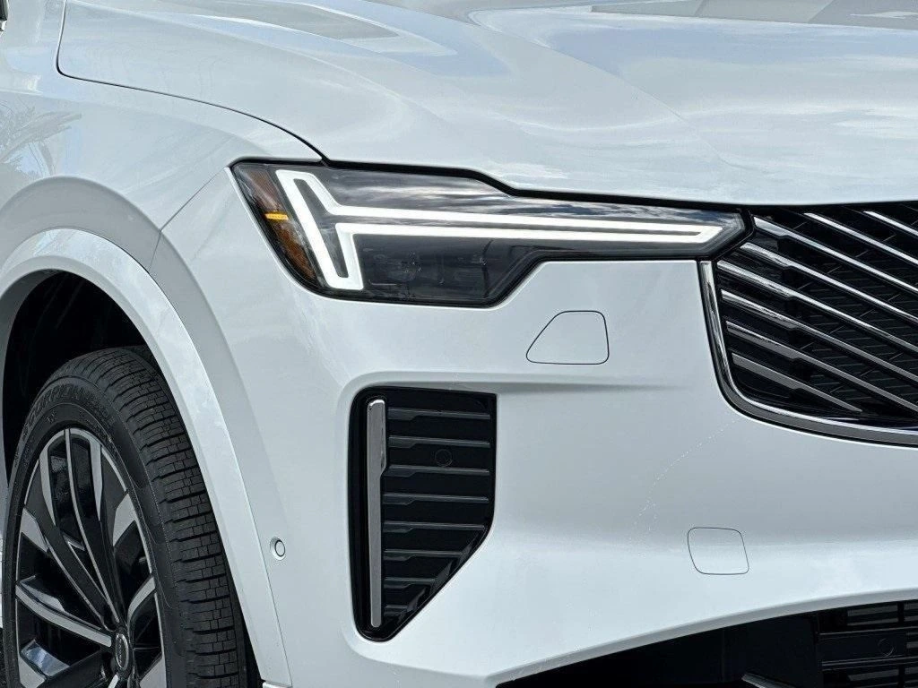 2025 Volvo - image 3