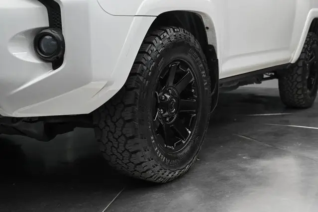 2018 Toyota 4Runner TRD Off-Road photo 6