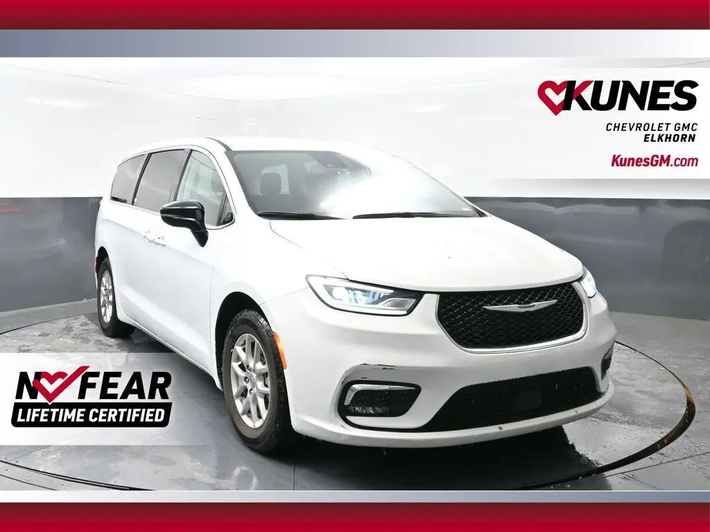 2024 Chrysler Pacifica Touring L's photo