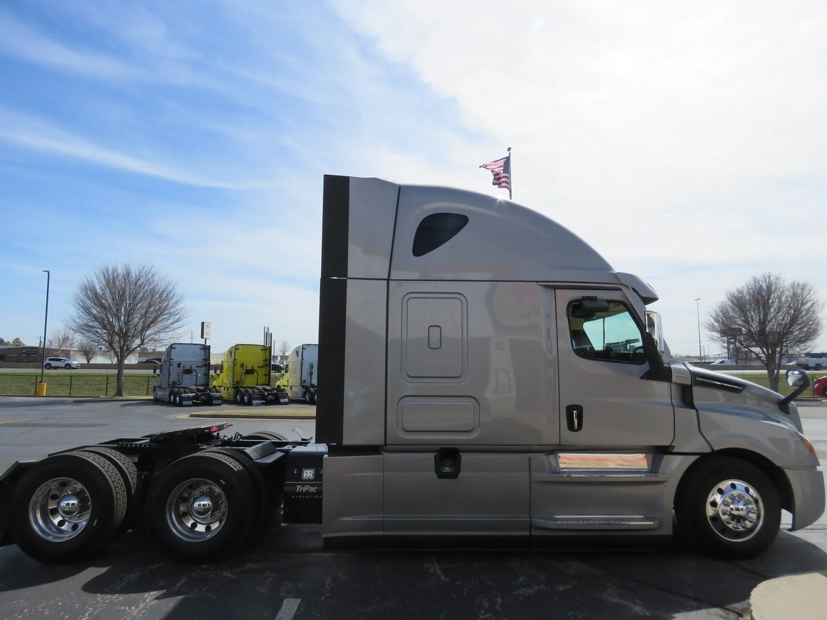 2022 Freightliner Cascadia - image 9
