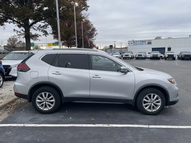 2020 Nissan Rogue SV photo 4