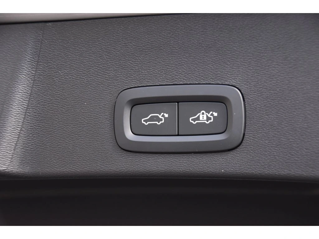 2025 Volvo - image 24