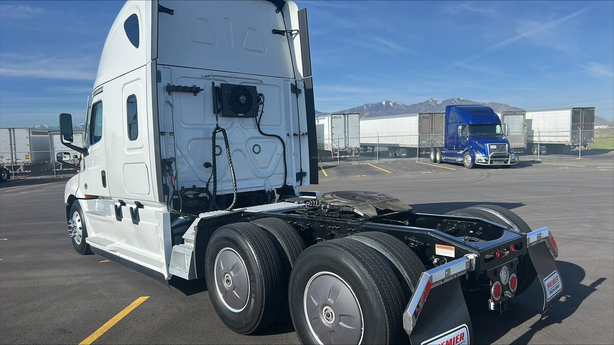 2022 Freightliner Cascadia - image 4