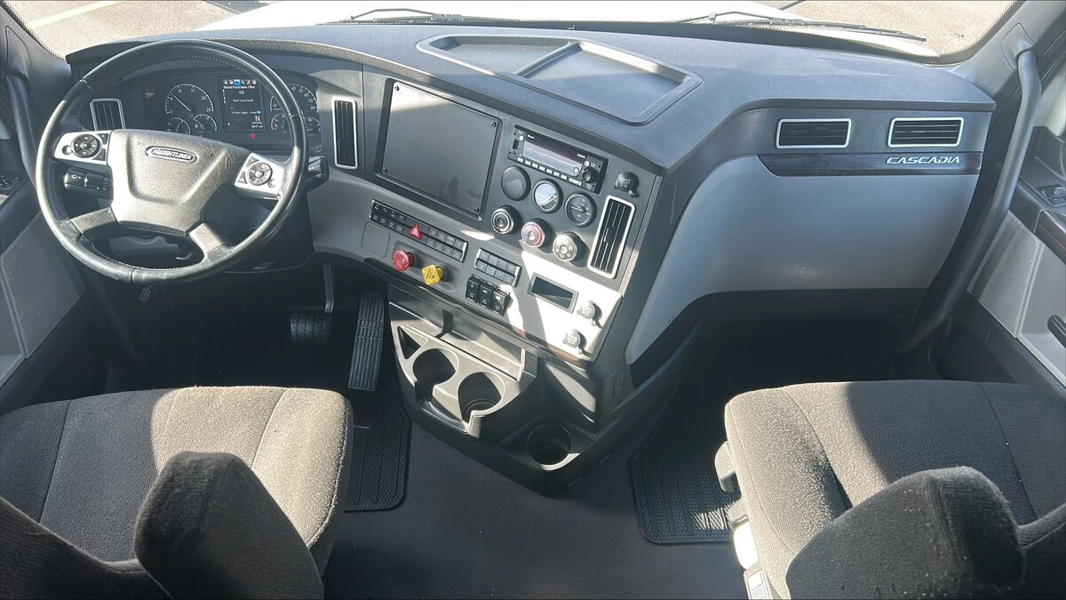 2022 Freightliner Cascadia - image 2