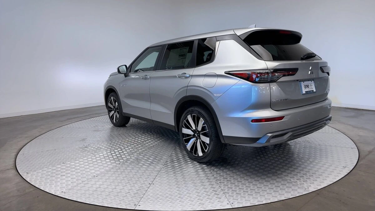 2026 Mitsubishi Outlander Plug-in Hybrid SE - Photo 6