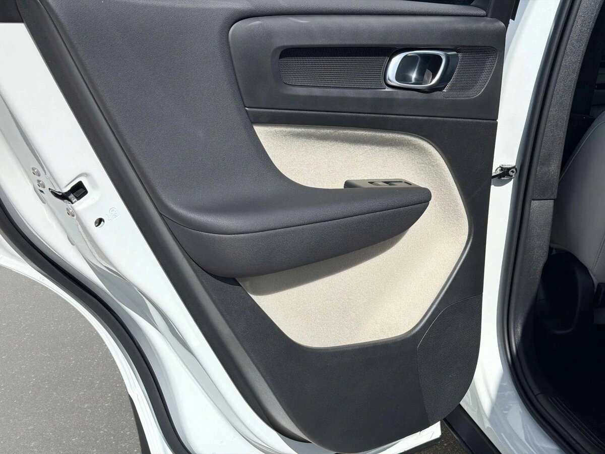 2026 Volvo - image 10