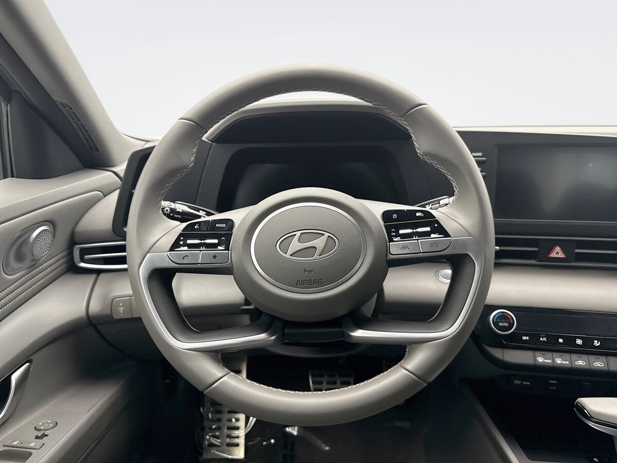 2025 Hyundai Elantra SEL - Photo 12
