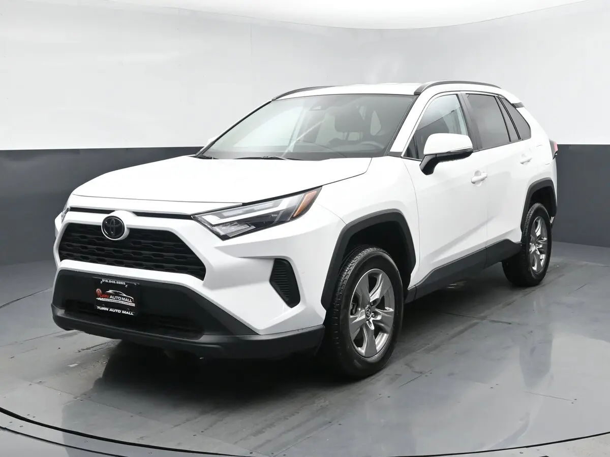 2024 Toyota RAV4 XLE's photo