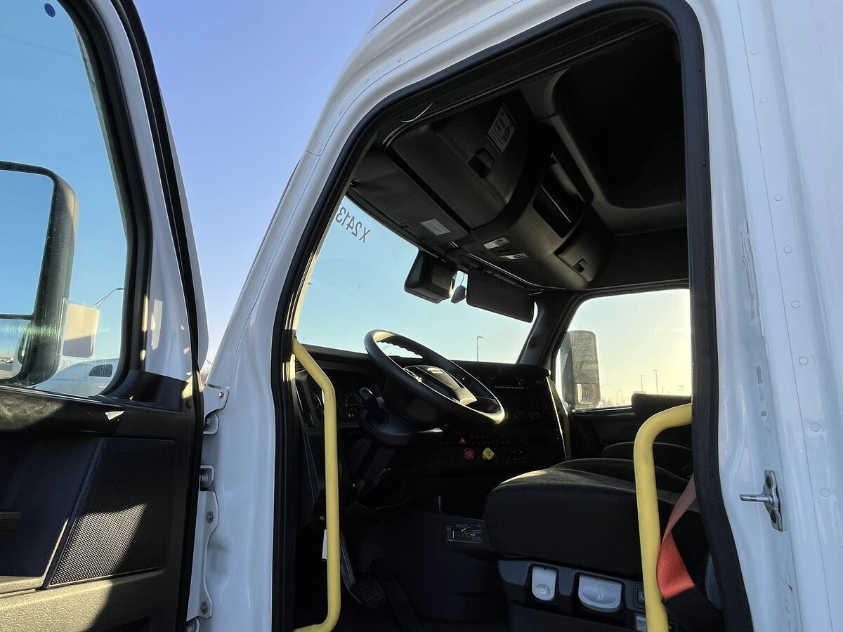 2024 Freightliner Cascadia - image 26