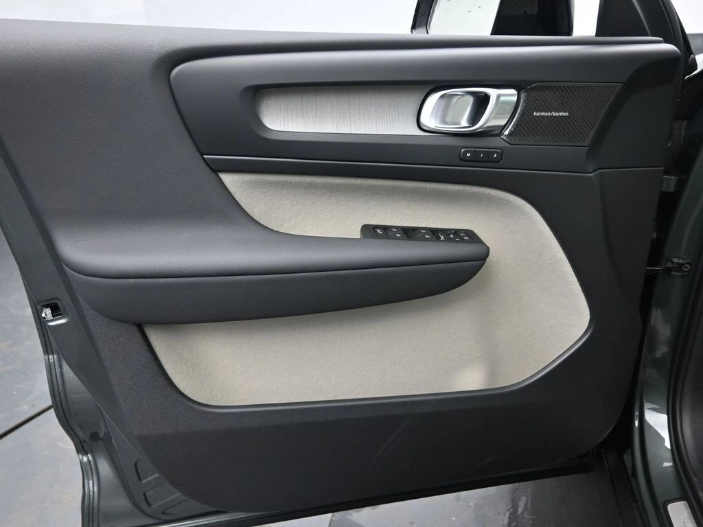 2026 Volvo - image 23