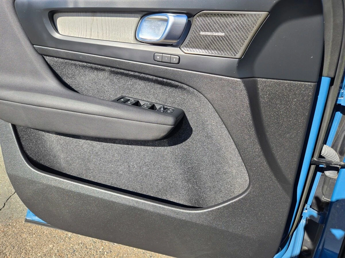 2023 Volvo - image 23