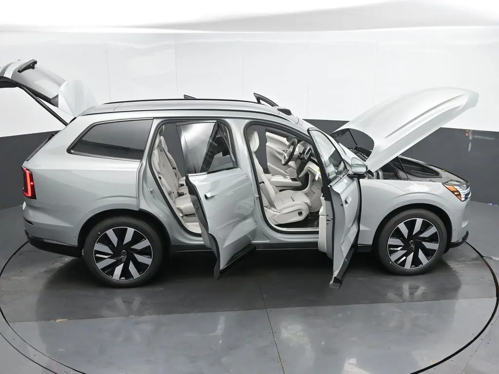 2025 Volvo - image 51