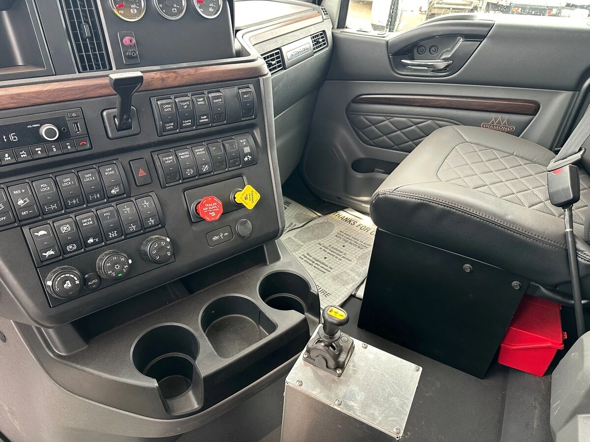 2026 International HX - image 7