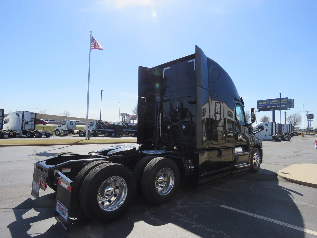 2022 Freightliner Cascadia - image 7