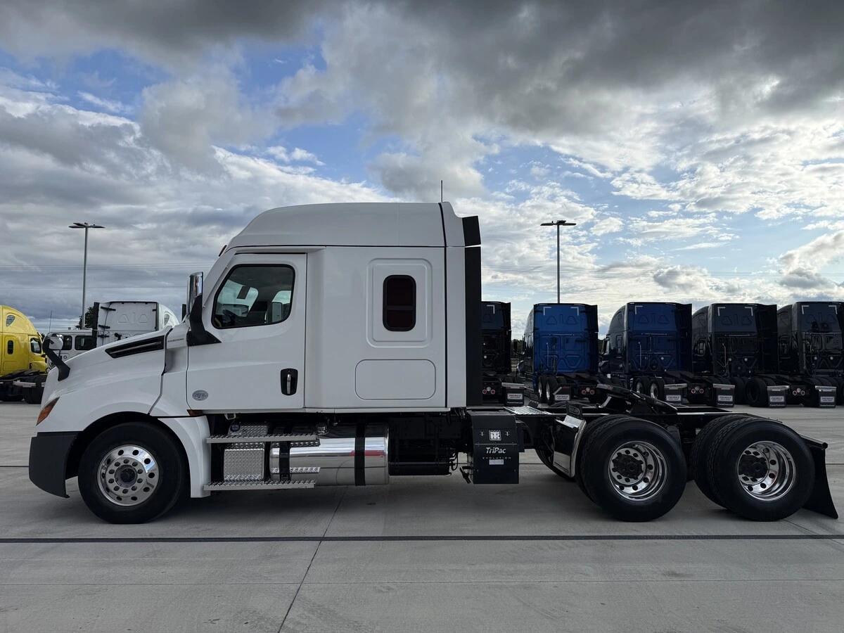 2023 Freightliner Cascadia — photo 8