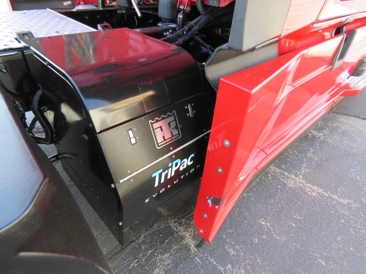 2022 Freightliner Cascadia - image 8