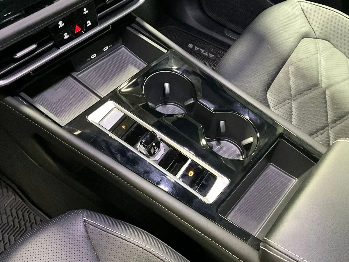 2024 Volkswagen Atlas Cross Sport SE w/Tech - Photo 18