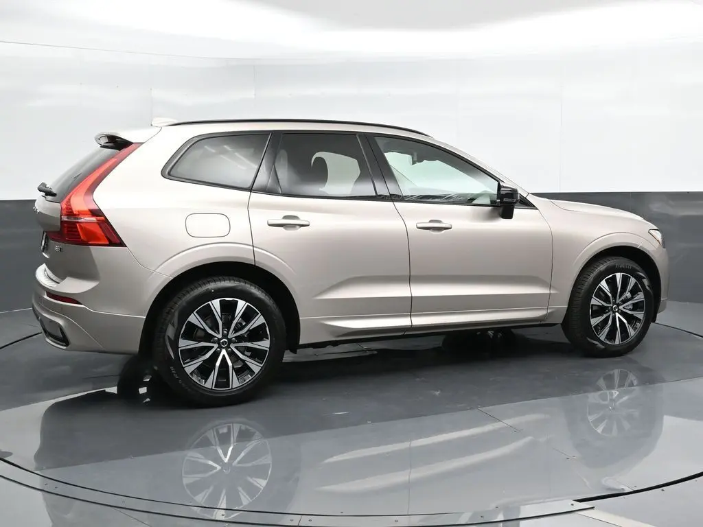 2025 Volvo - image 2