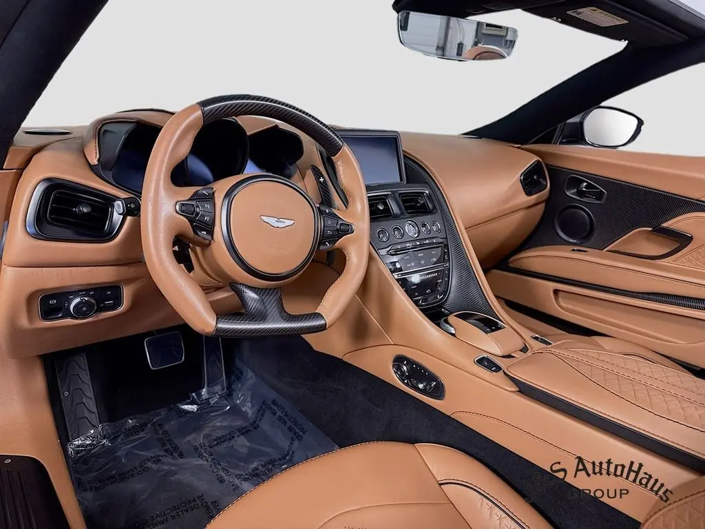 2021 Aston Martin DBS photo 8