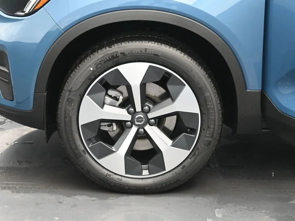 2025 Volvo - image 30