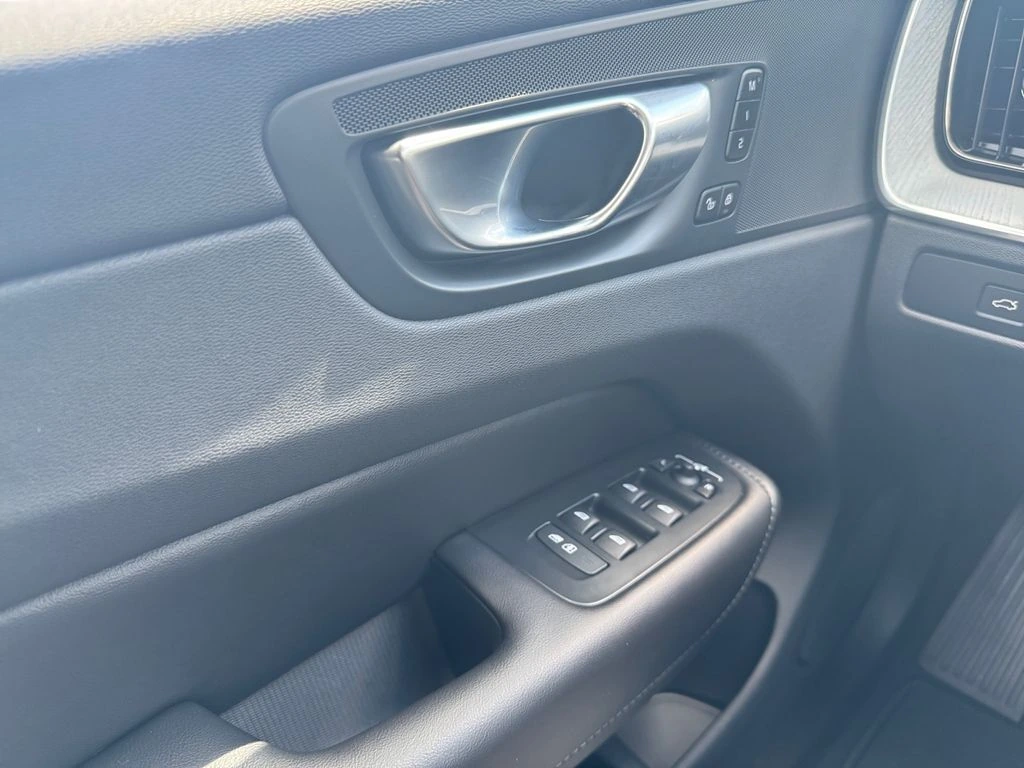2025 Volvo XC60 Plus - Photo 14