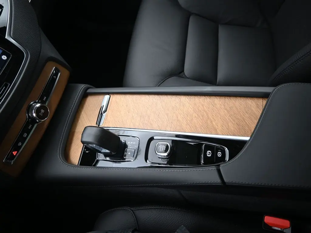 2025 Volvo - image 17