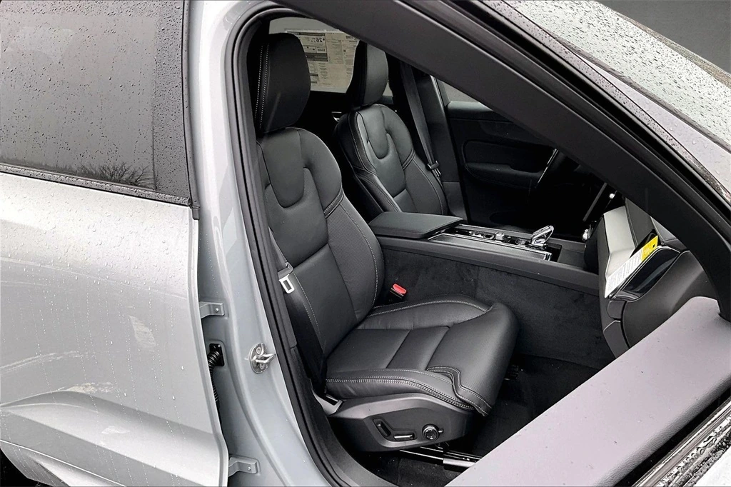 2026 Volvo - image 11