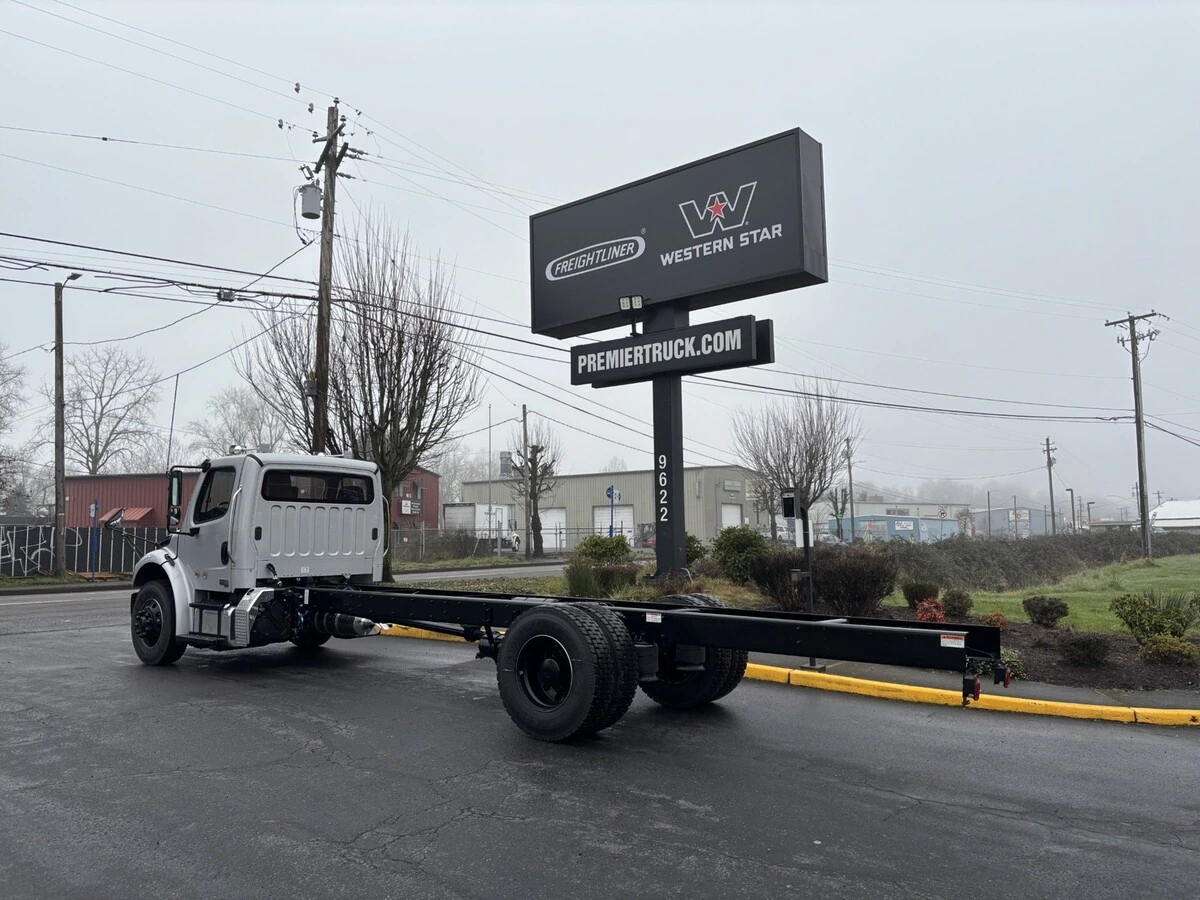2025 Freightliner M2 106 in Portland, OR — photo 3