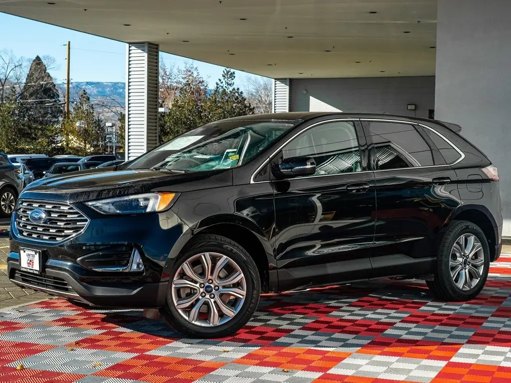 2022 Ford Edge Titanium's photo