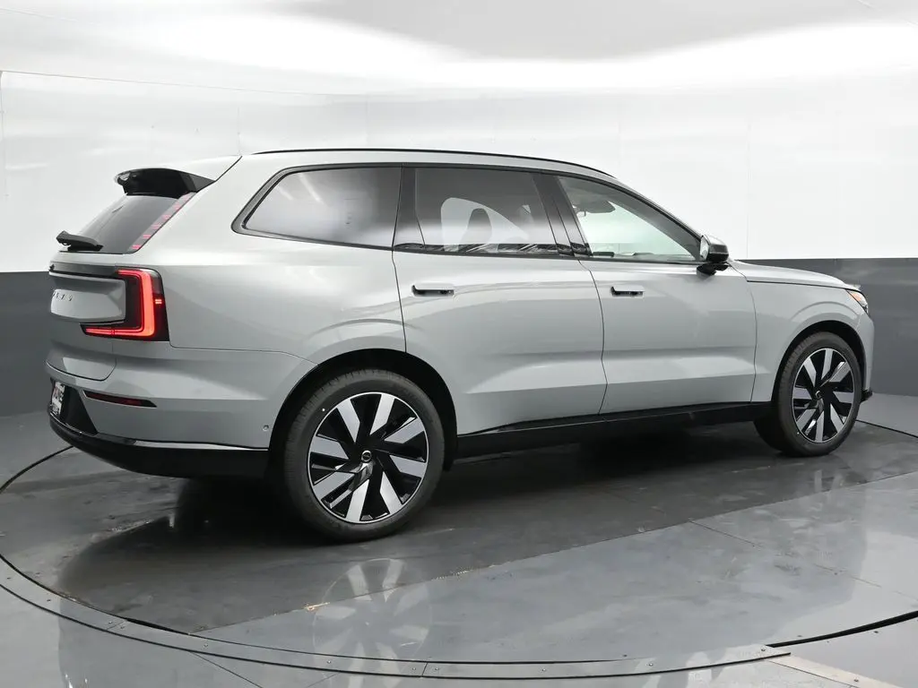 2025 Volvo - image 3