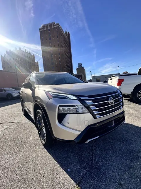 2024 Nissan Rogue Platinum photo 2