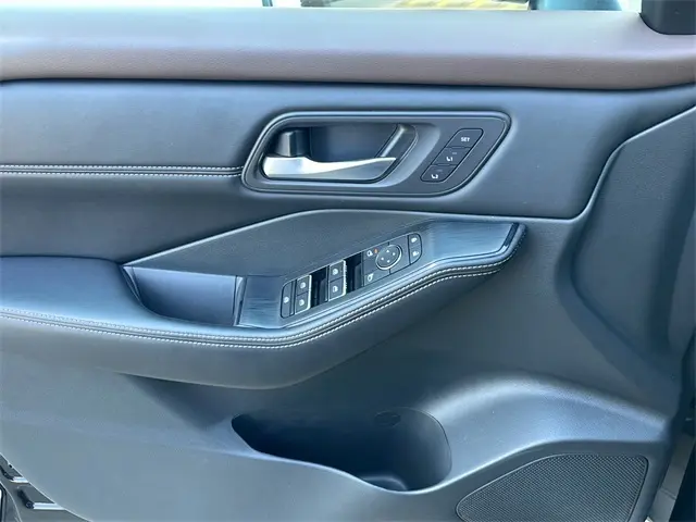 2023 Nissan Rogue SL photo 17