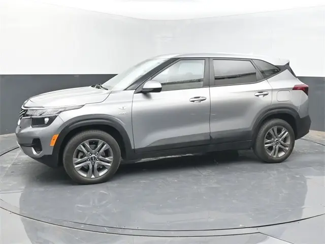 2023 Kia Seltos LX photo 2