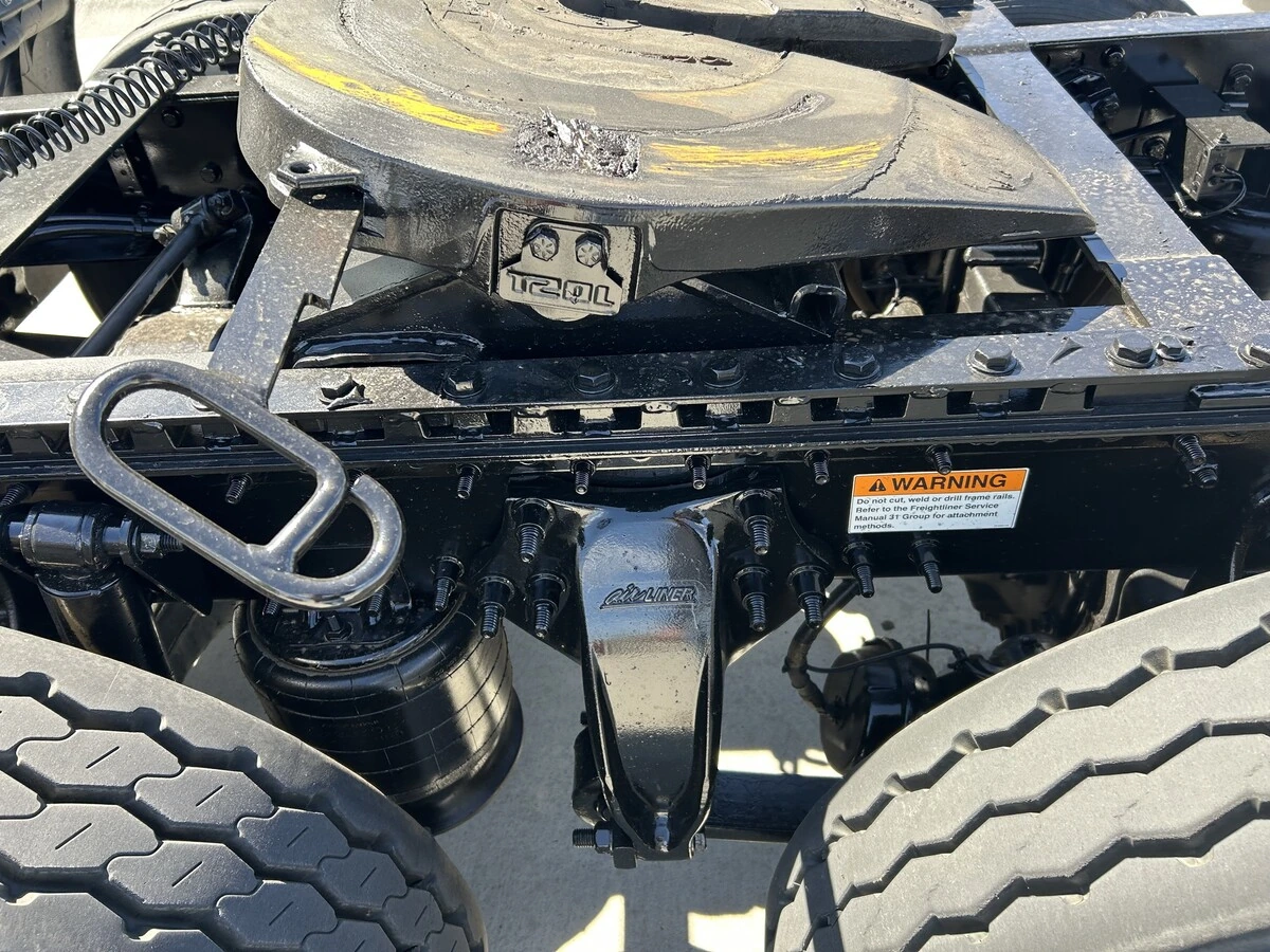 2016 Freightliner Cascadia - image 10