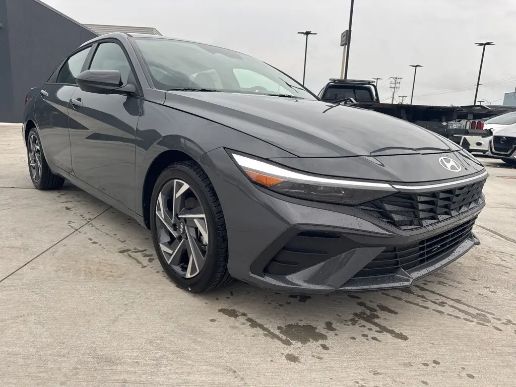2025 Hyundai Elantra SEL Sport photo 3